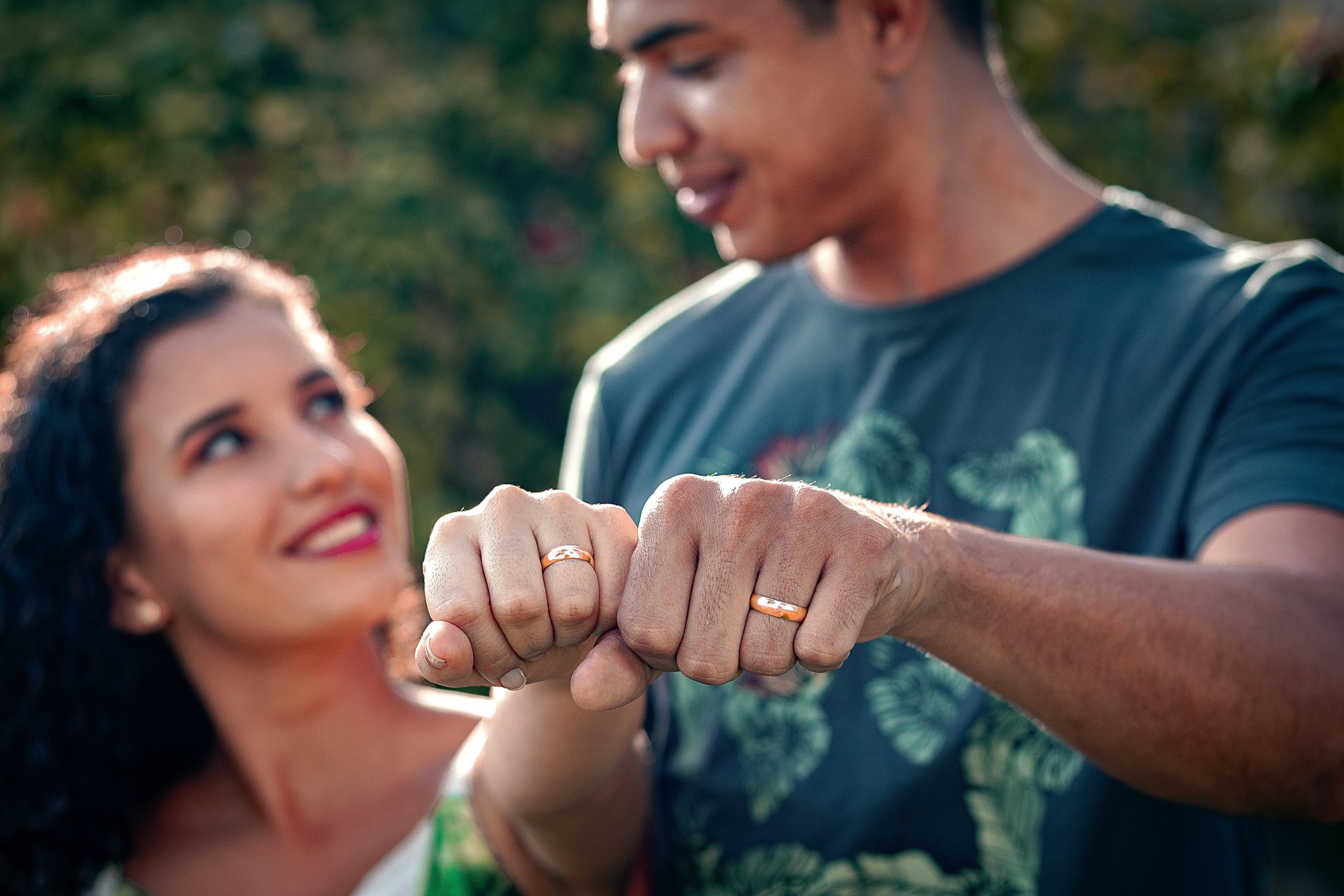 Un couple portant des alliances sur leur main